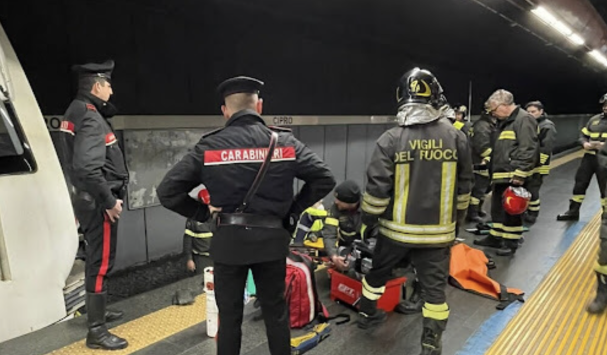 Metro Cipro Si Butta Sui Binari Il Suicidio Ripreso Dalle Telecamere