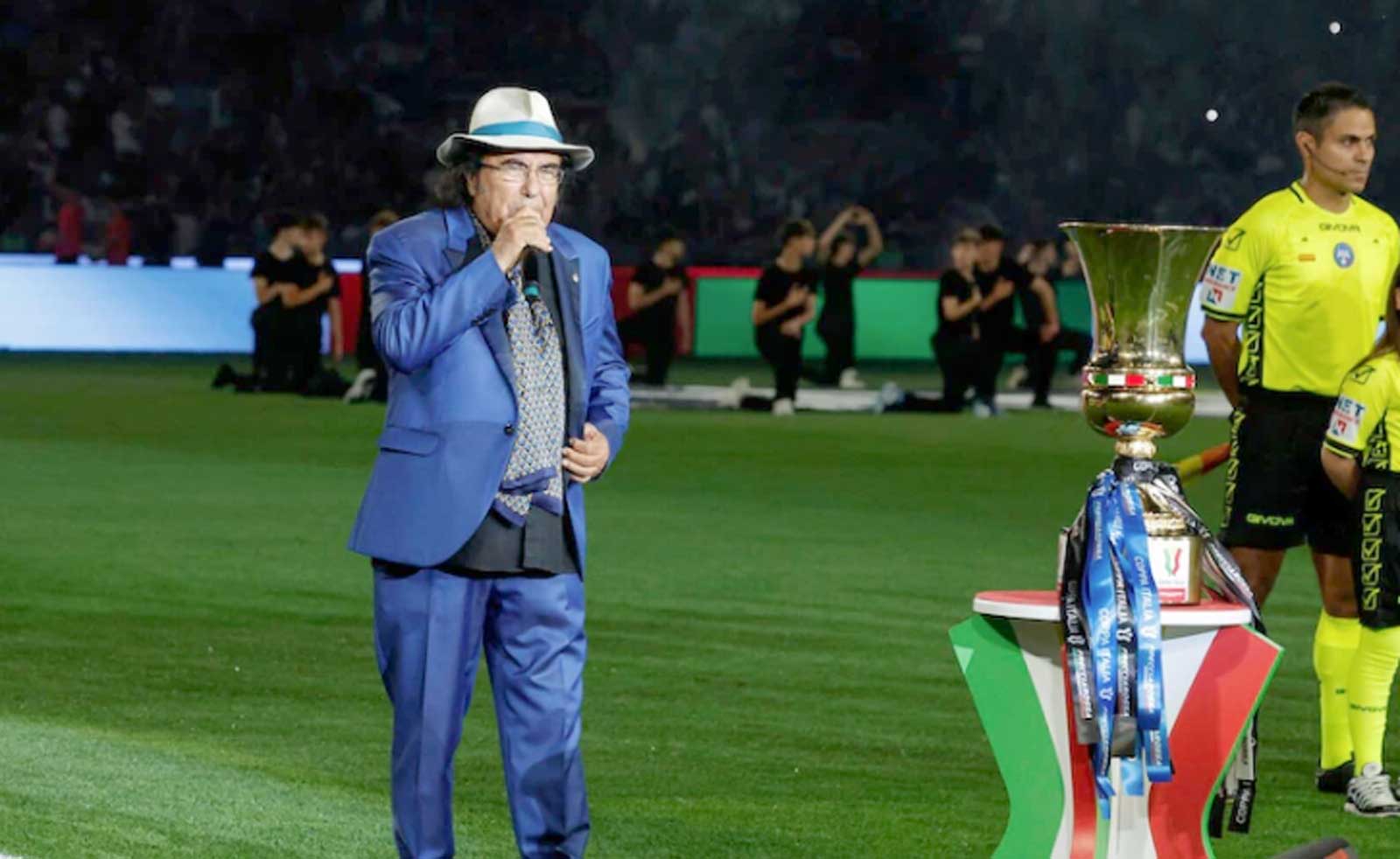 Al Bano durante l'esibizione alla finale di Coppa Italia di Roma