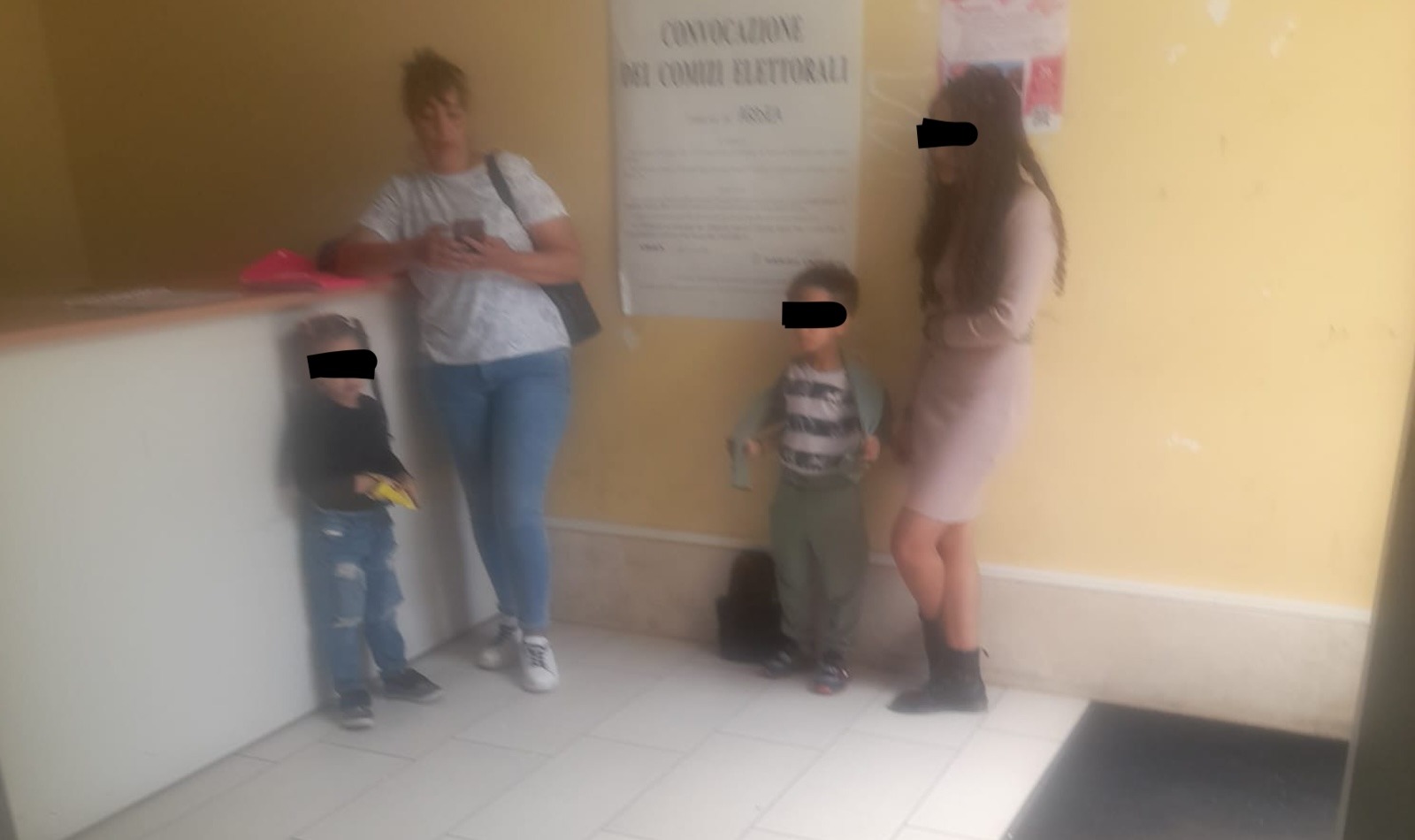 Ardea, donna madre di 3 figli piccoli protesta per chiedere una casa