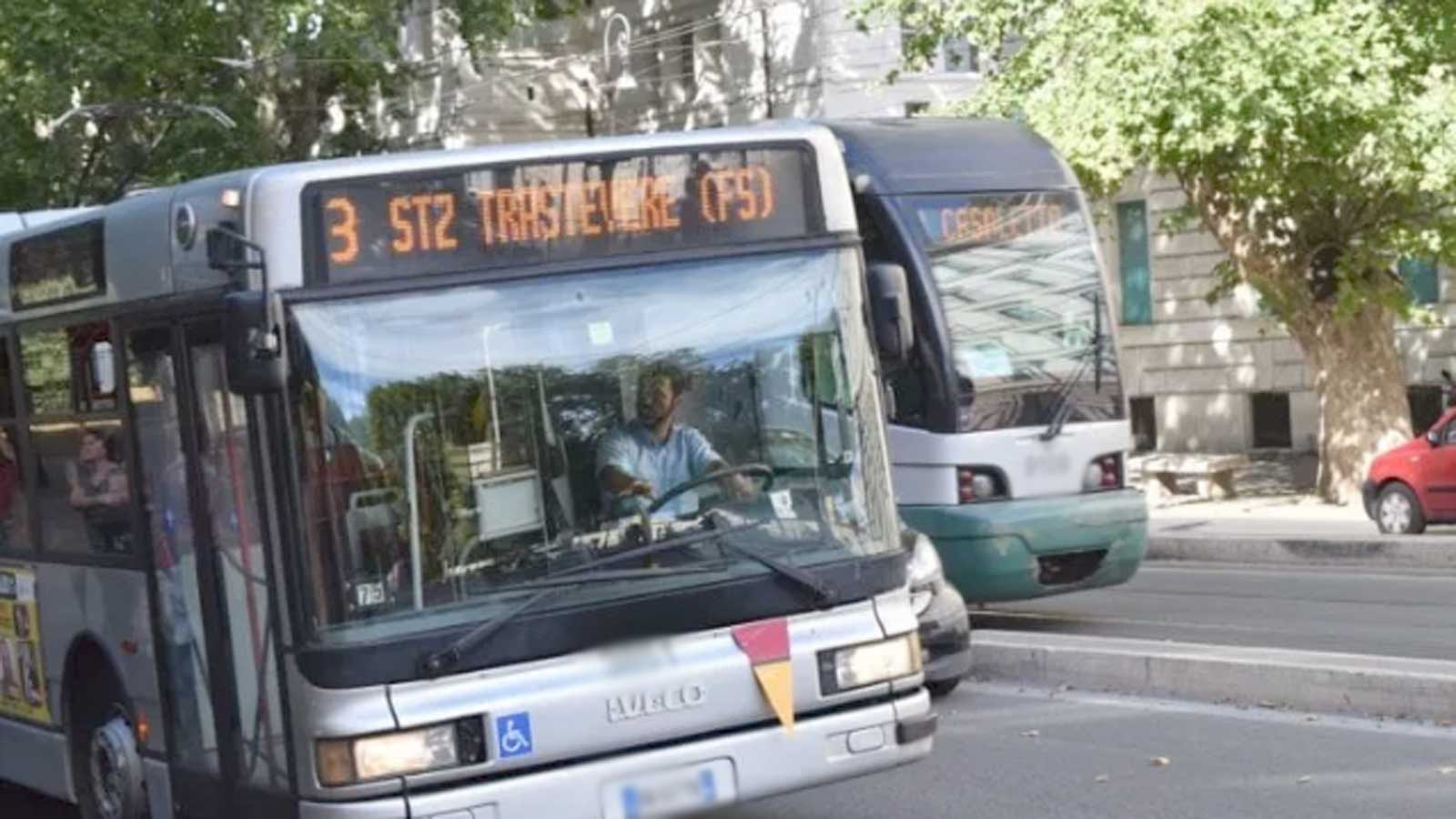 Un bus e un tram Atac per le strade di Roma
