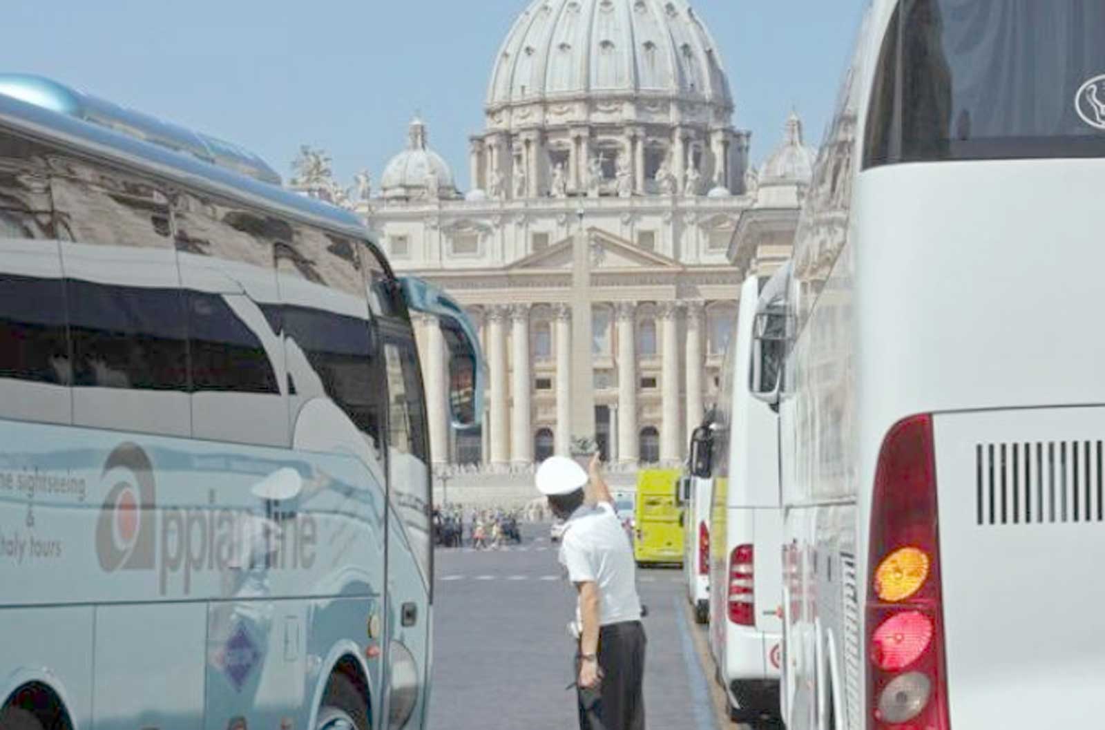 Piazza San Pietro e 3 bus turistici lungo via della Conciliazione