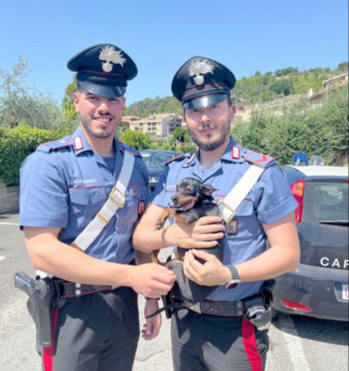 Il cucciolo Tokyo in compagnia dei Carabinieri