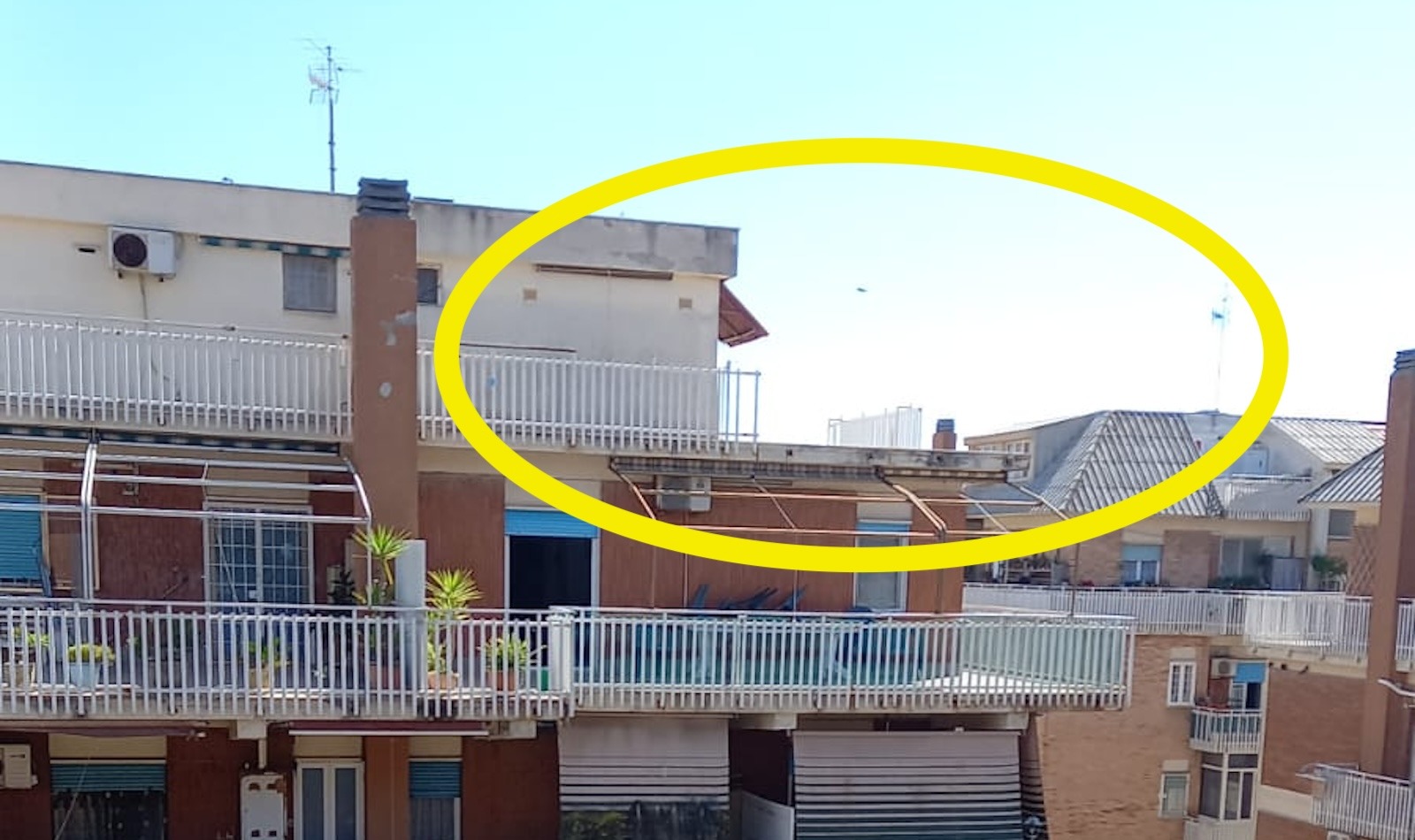 case popolari a Ostia: intonaco che cade e balconi senza ringhiere
