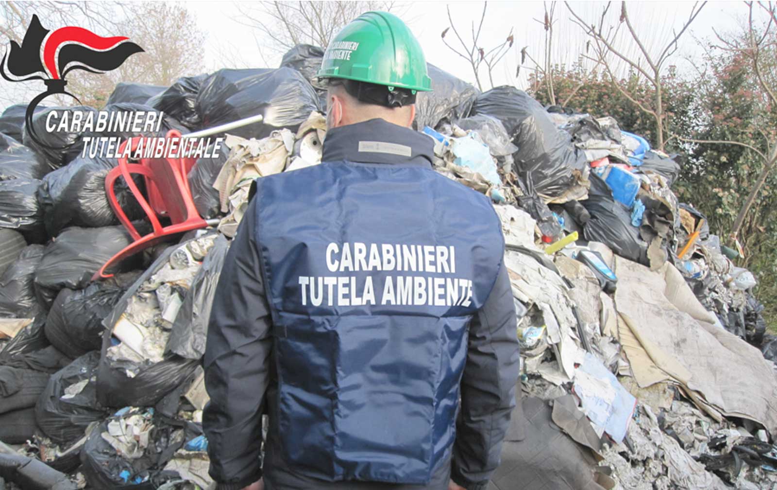 Carabinieri nella discarica abusiva della Ciociaria, provincia di Frosinone