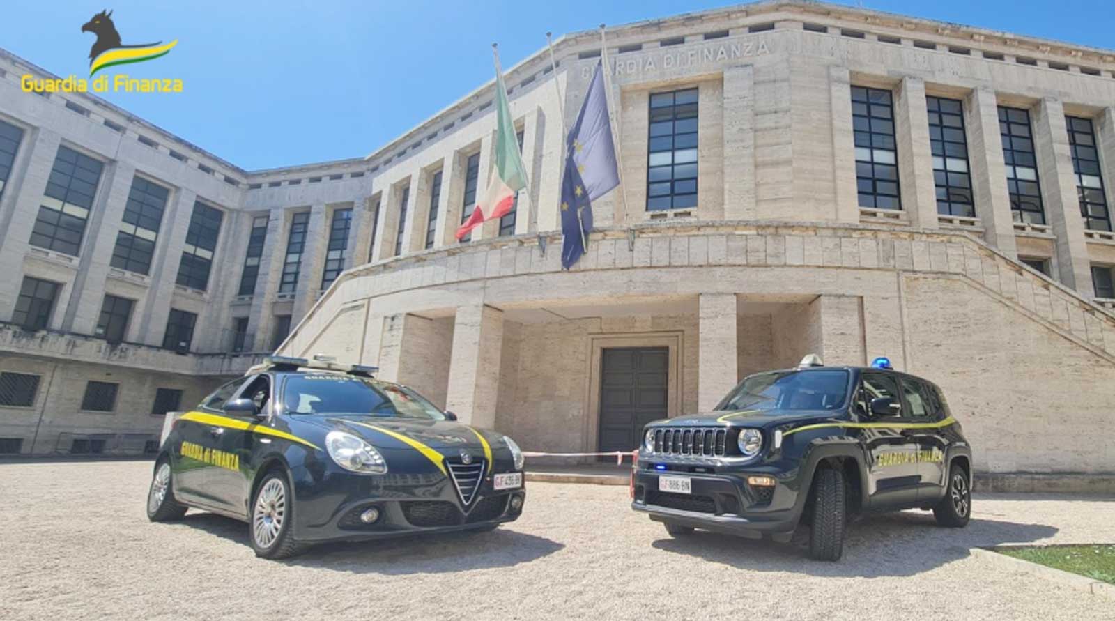 Latina, Agenzia delle Entrate abusiva, foto della Guardia di Finanza