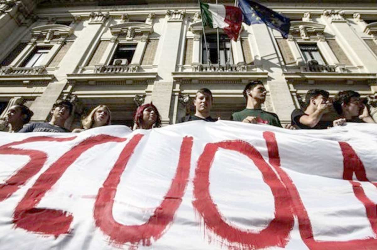 Scuola, sciopero venerdì 24 maggio 2024, foto generica sotto al Ministero della Pubblica Istruzione