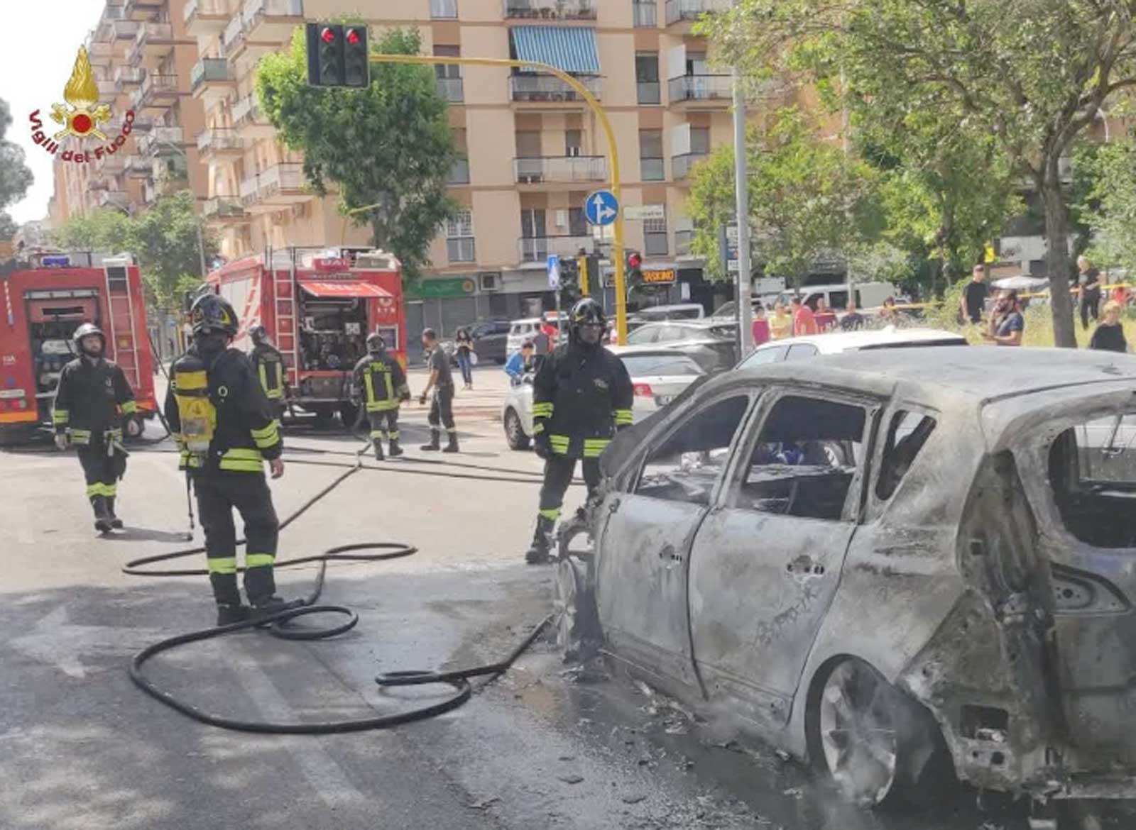 Il rogo di via Prenestina a Roma, foto dei Vigili del Fuoco