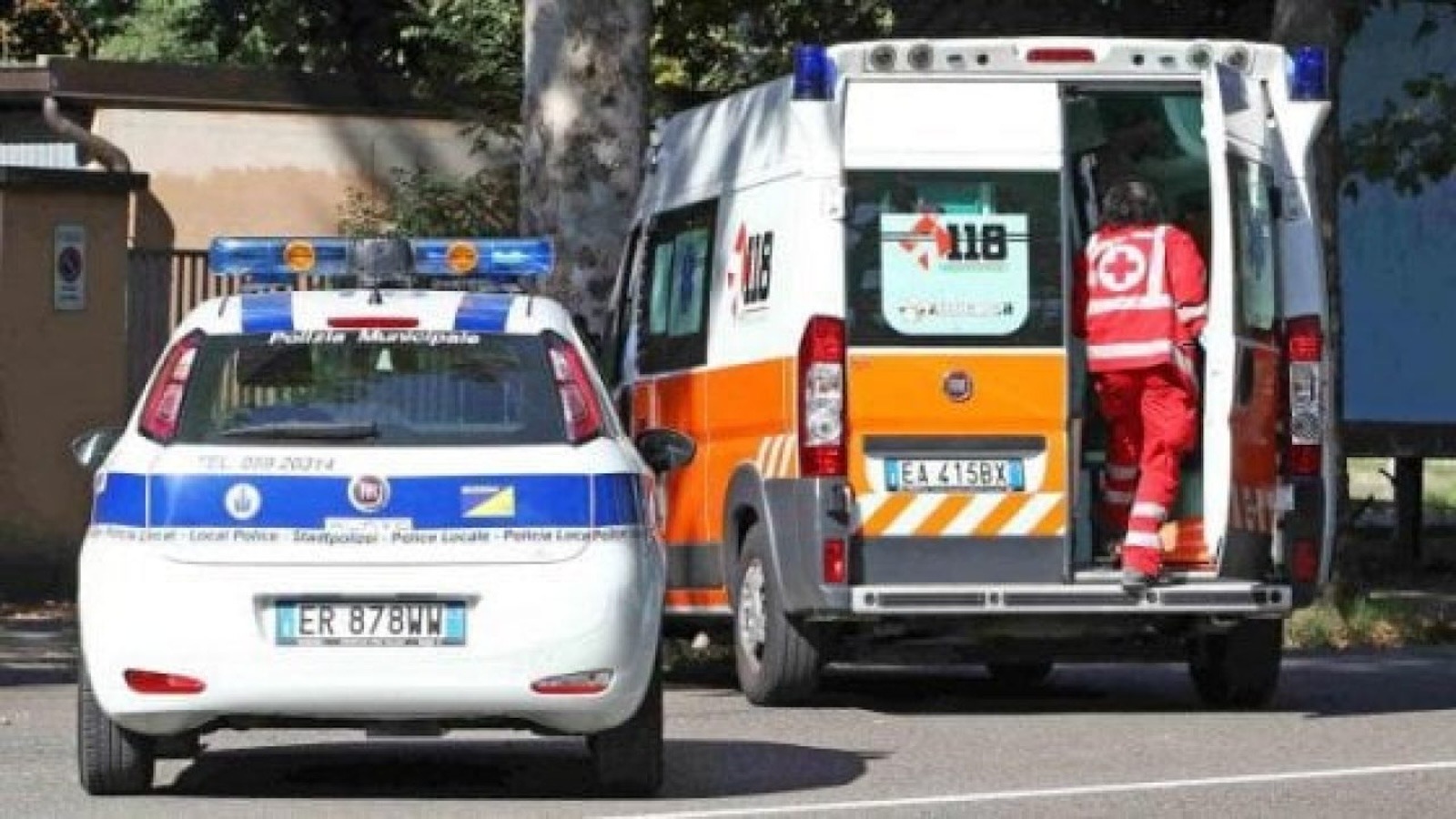 Ambulanza e polizia locale per incidente