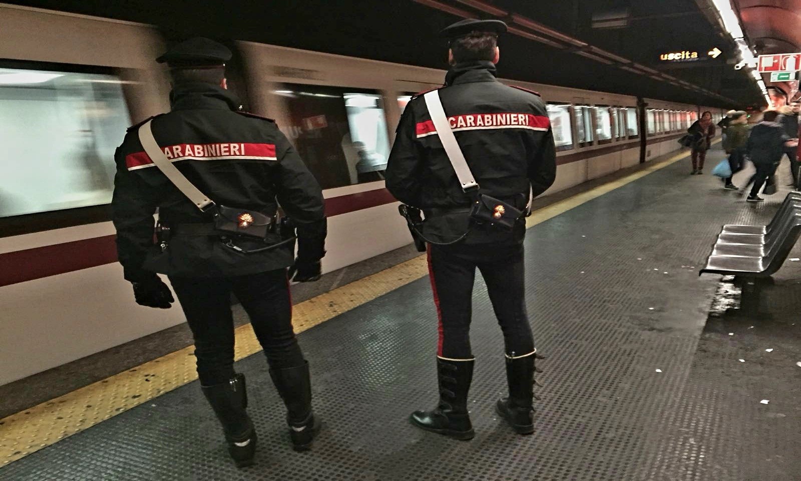 Carabinieri in metro dopo aggressione controllore