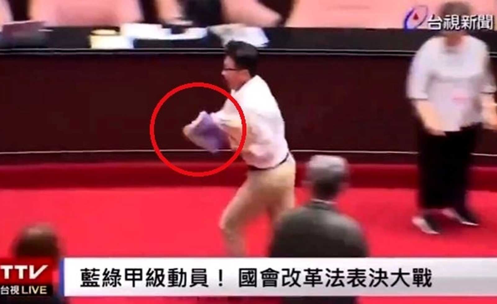 Il deputato fugge con le schede elettorali