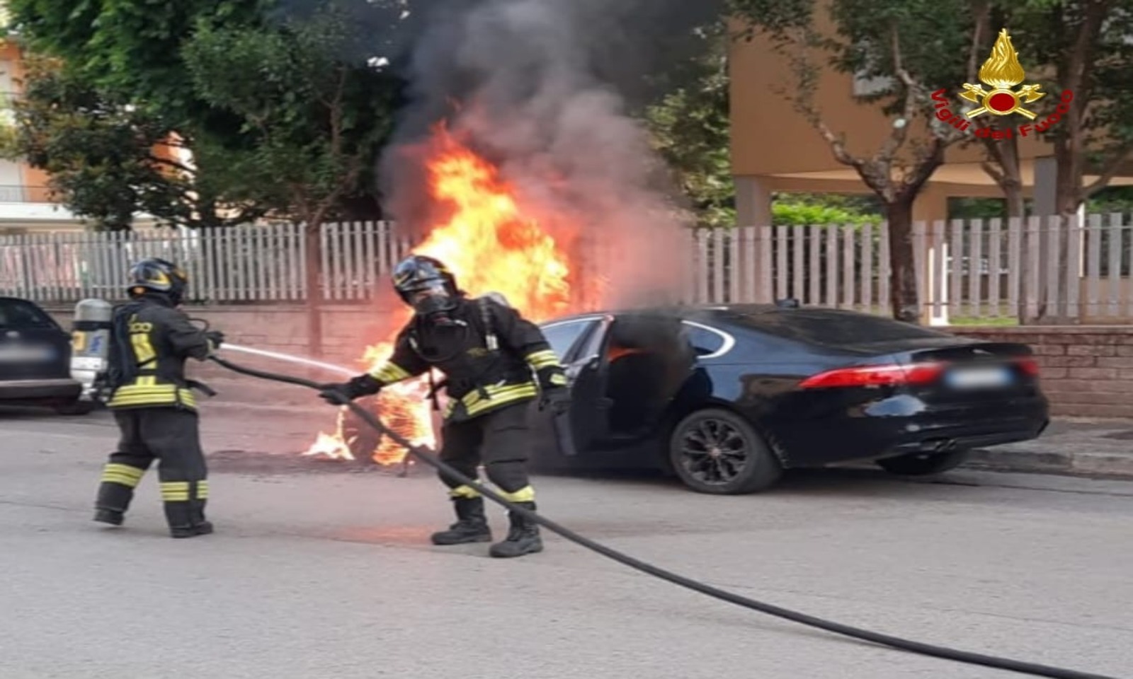 Incendio auto ad Aprilia