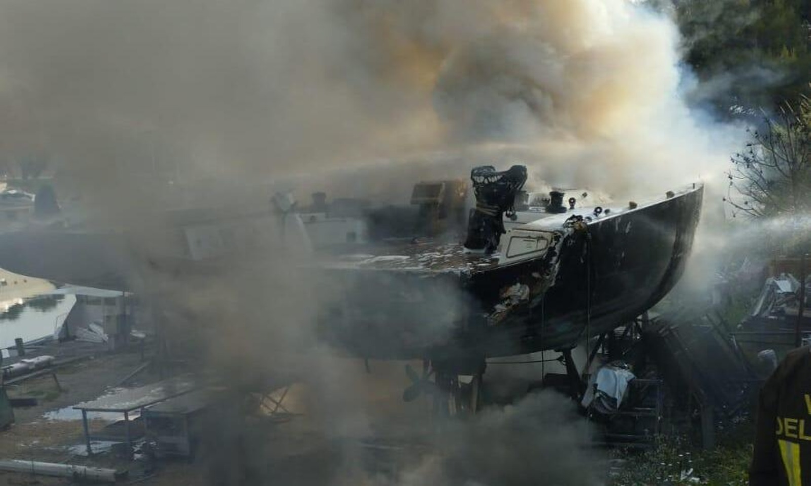 Incendio a Fiumicino con l'ombra del racket