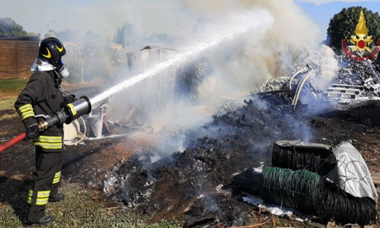 Aurelio, in fiamme 9 cassonetti Ama, foto generica