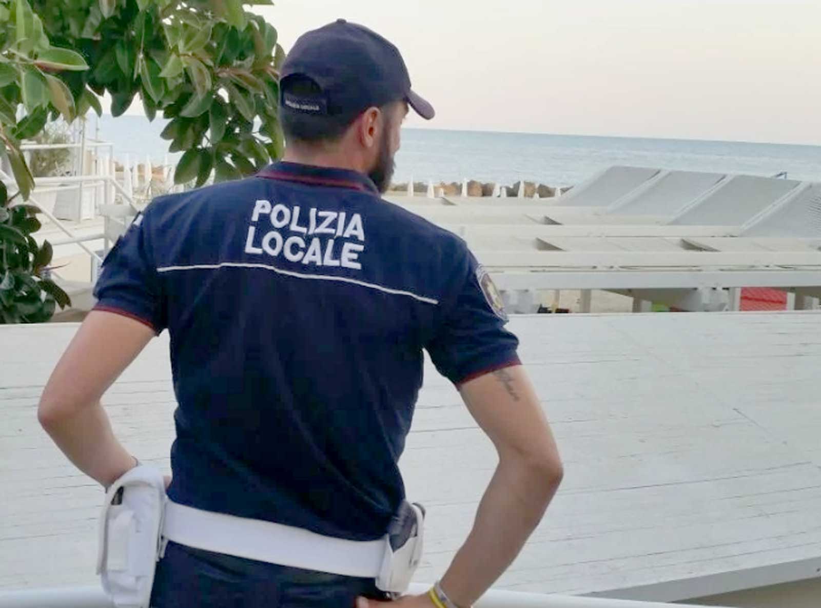 Anzio cerca 4 vigili, foto generica di un agente in servizio sulla spiaggia di Anzio