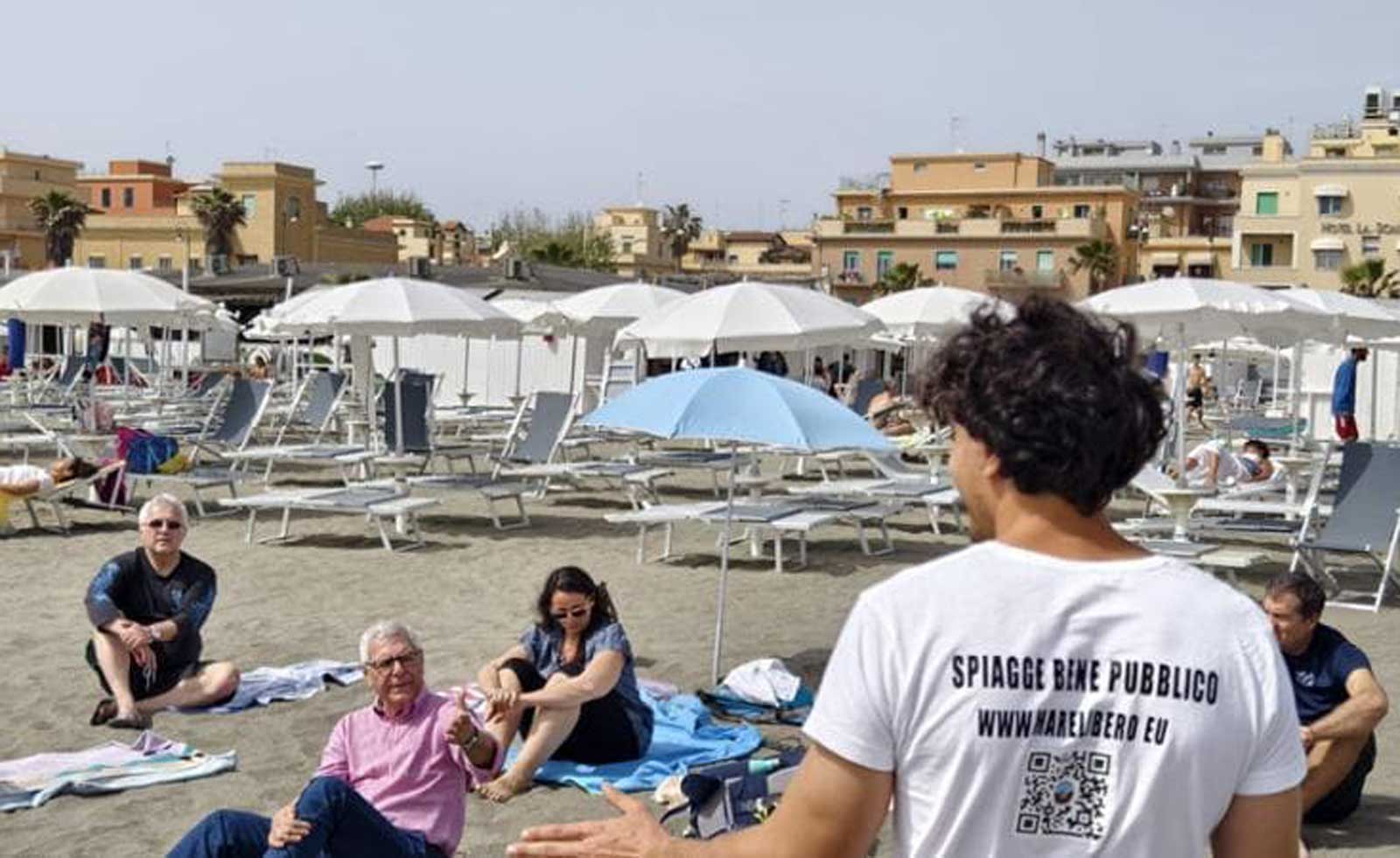 La protesta a Ostia in spiaggia