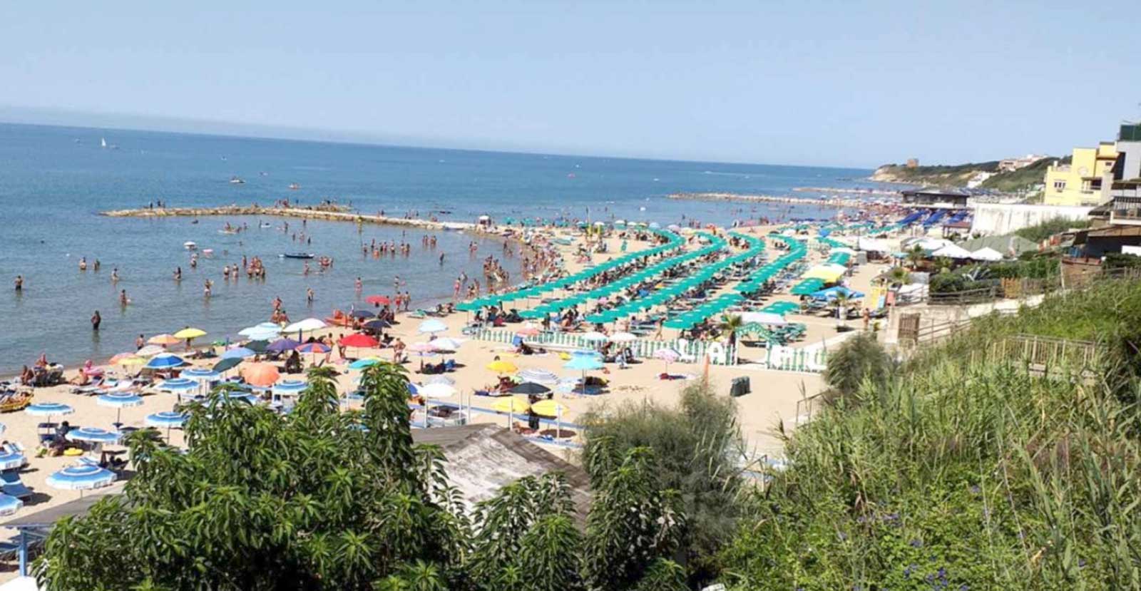 Anzio, un tratto di spiaggia mista, tra libera e in concessione-privata. Foto di un residence locale (Elianto)