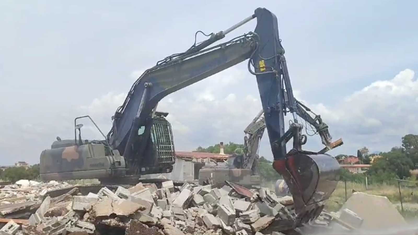 Una ruspa dell'esercito italiano distrugge una delle case abusive delle Salzare di Ardea