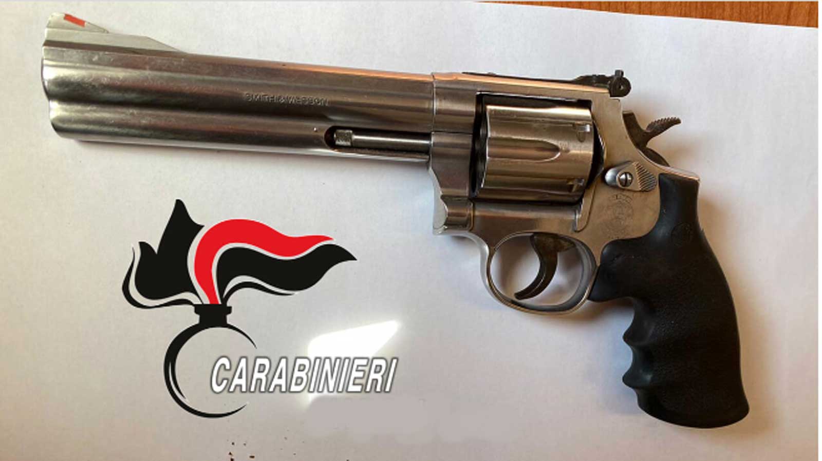 Palestrina, il revolver sequestrato dai carabinieri