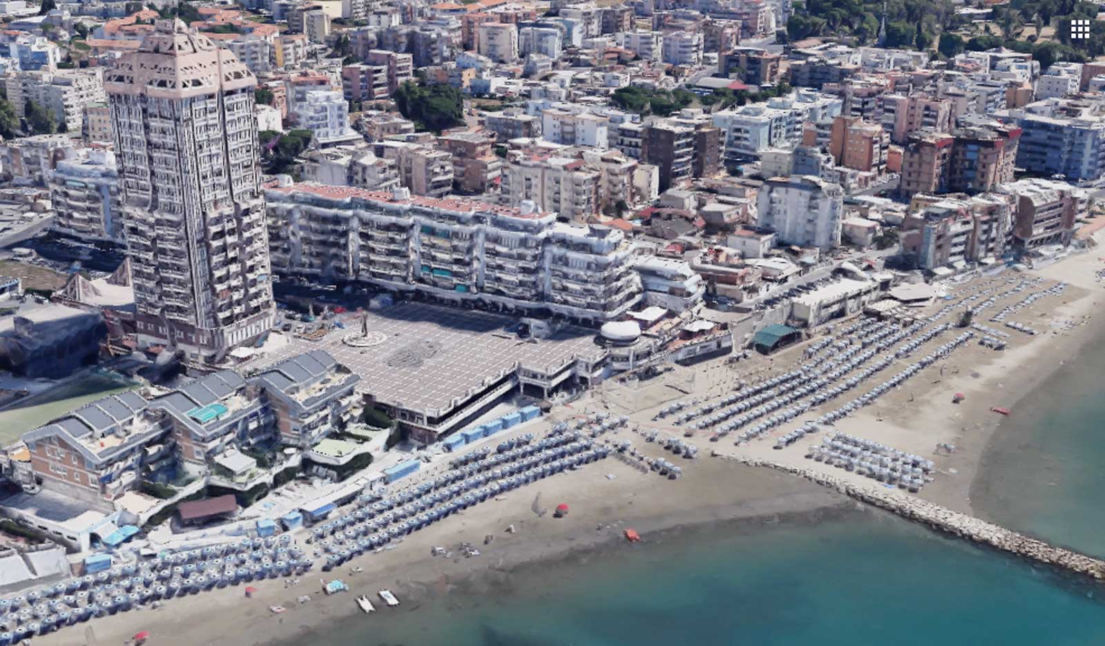 Nettuno, l'area del porto vicino a cui si trovano gli 8 appartamenti in vendita, foto Google Heart elaborata con Intelligenza Artificiale
