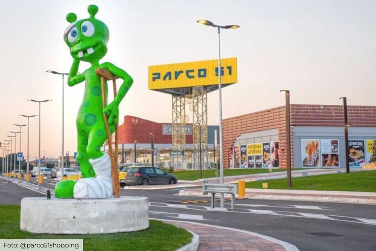 Pomezia, l'ingresso del centro commerciale Parco 51, sulla via Pontina