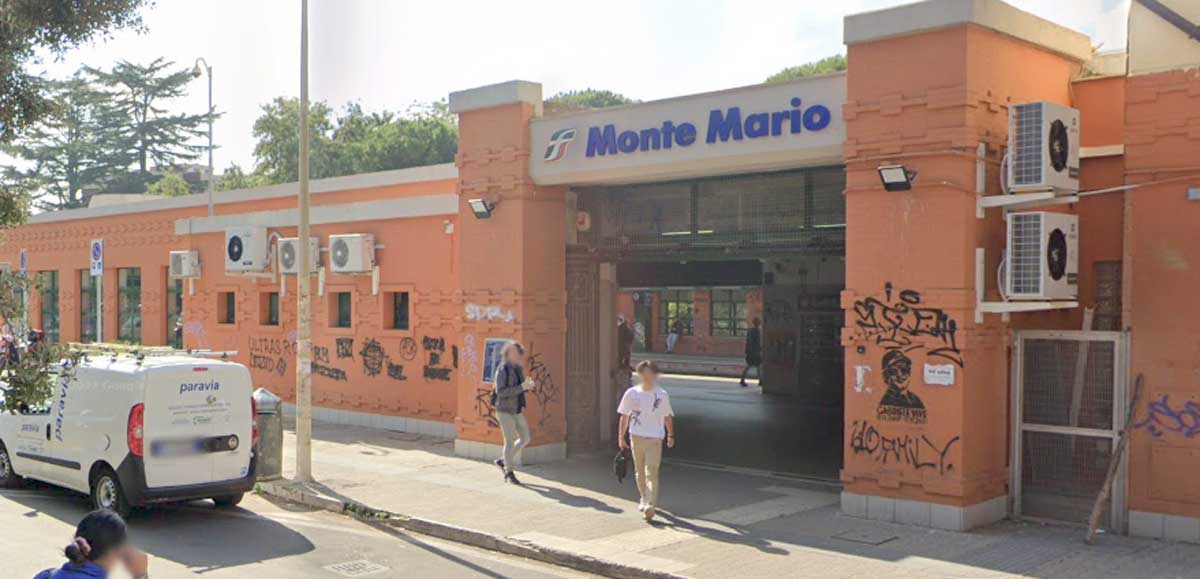 Ingresso della stazione FS di Monte Mario, a Roma, con numerose scritte, foto Google Heart