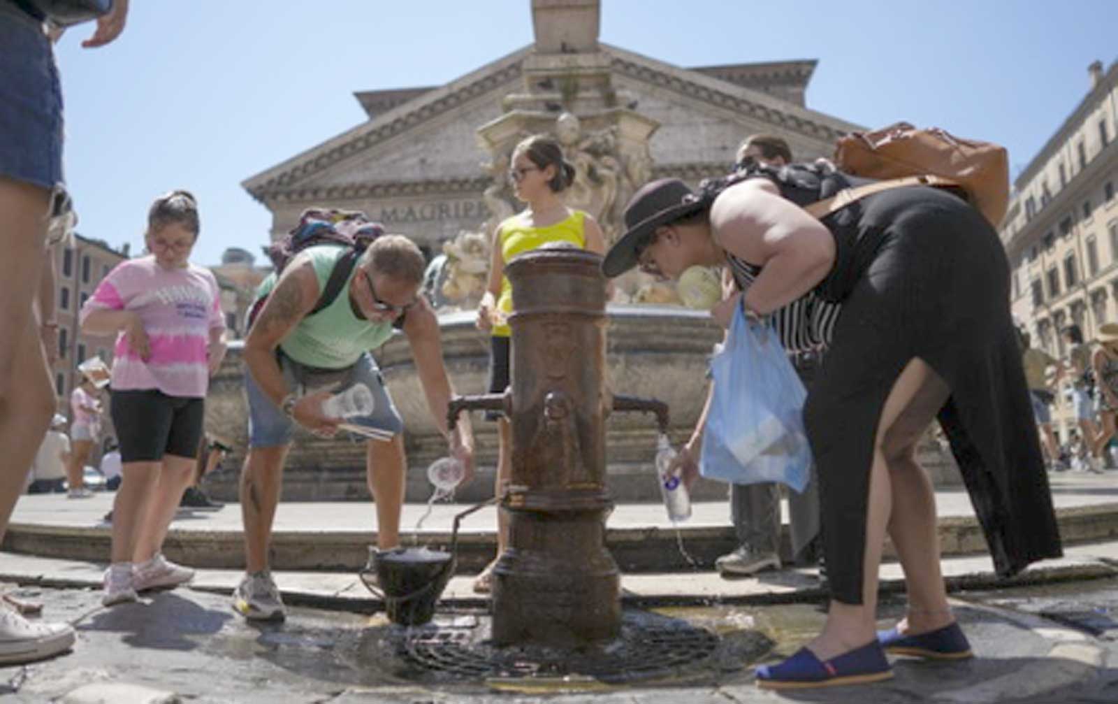 Roma, una fontana in centro presa d'assalto da persone accaldate, foto generica