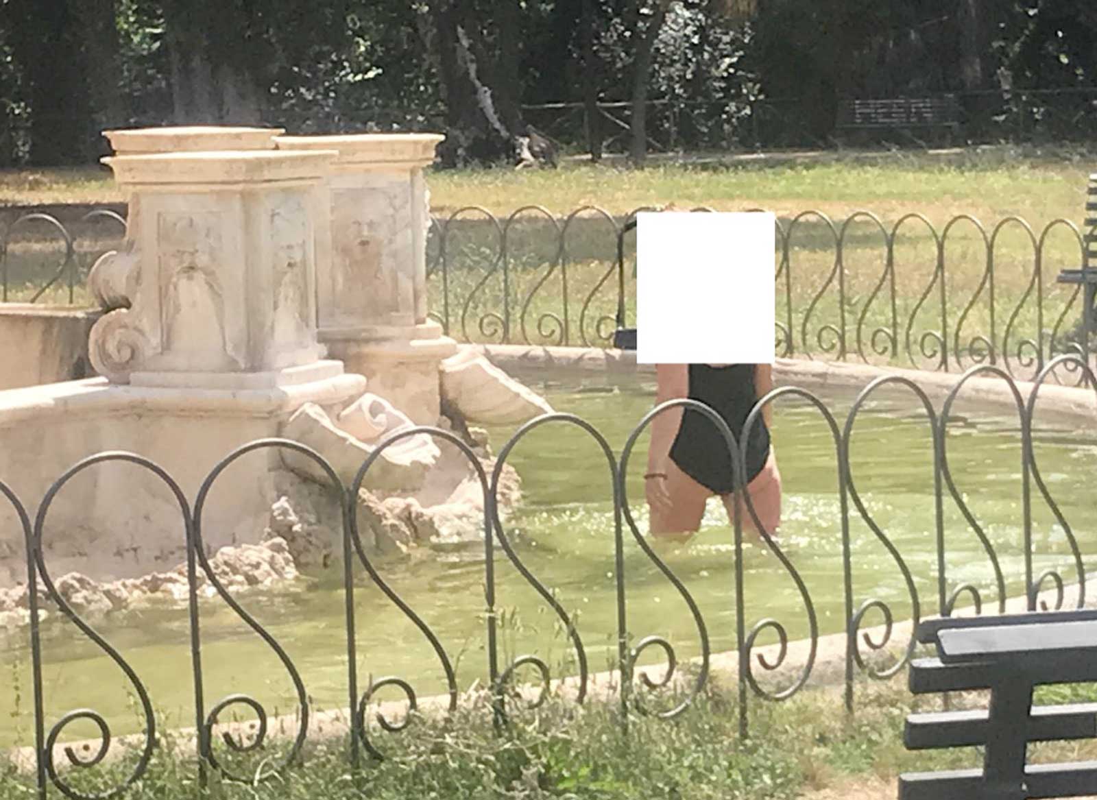 Roma, villa Pamphili, una signora si fa il bagno nella fontana con tanto di costume