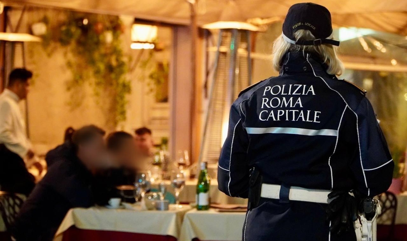 agenti polizia locale picchiati a Roma dopo essere intervenuti per far abbassare la musica in un locale