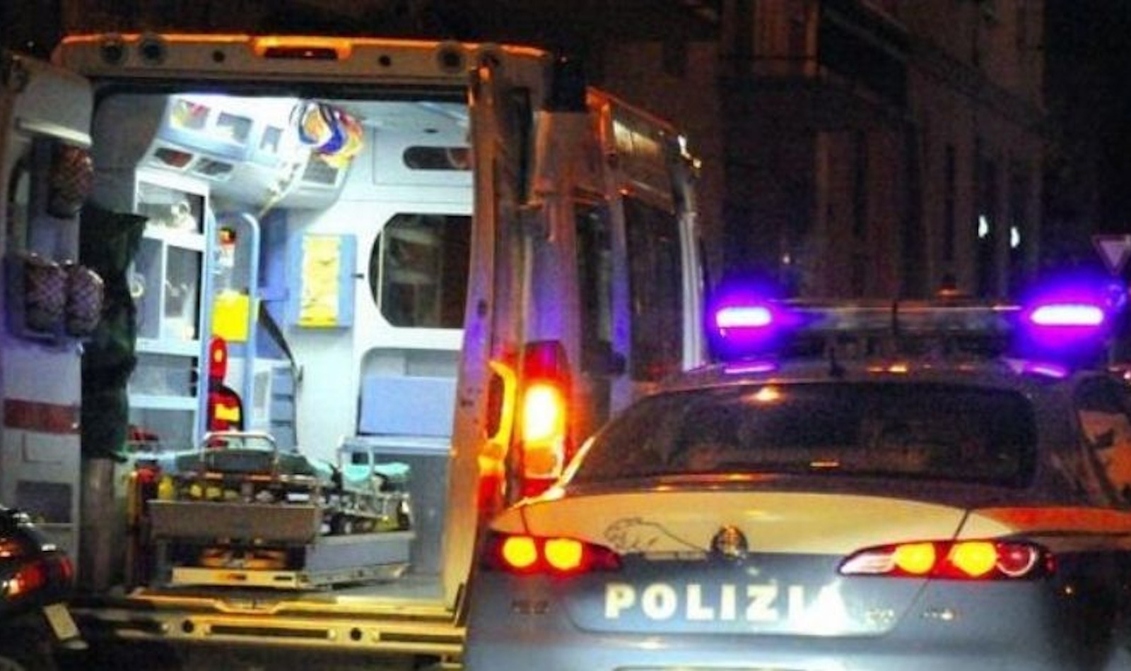 polizia e ambulanza per ragazzo che si è dato fuoco a Roma