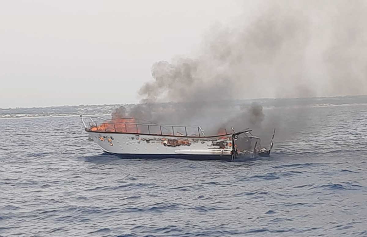 Anzio, l'imbarcazione andata a fuoco a pochi metri dal porto