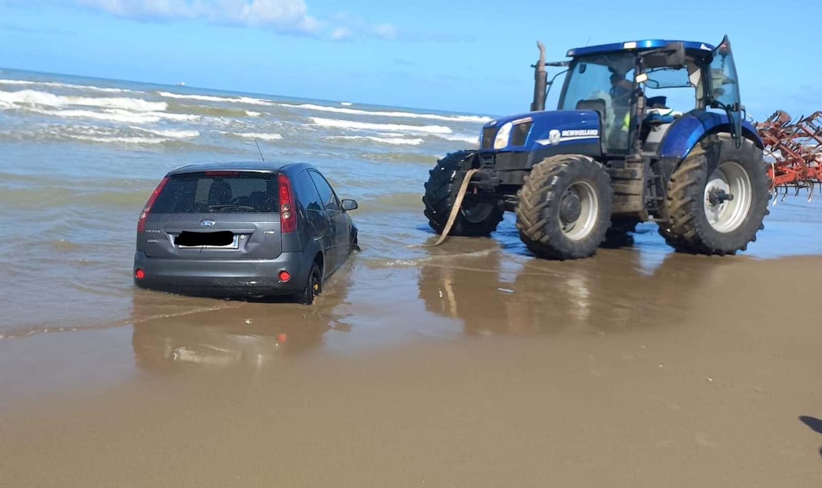 auto in acqua a Tor San Lorenzo