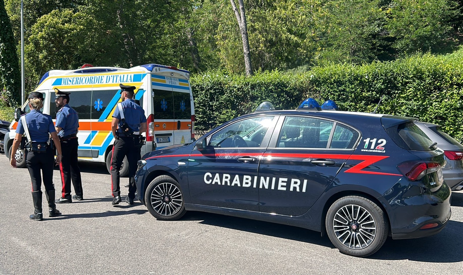 Carabinieri e ambulanza insieme in via Paolo Albera