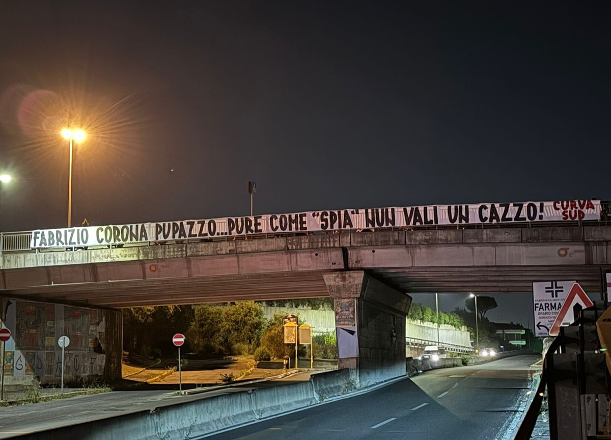 Lo striscione contro Corona