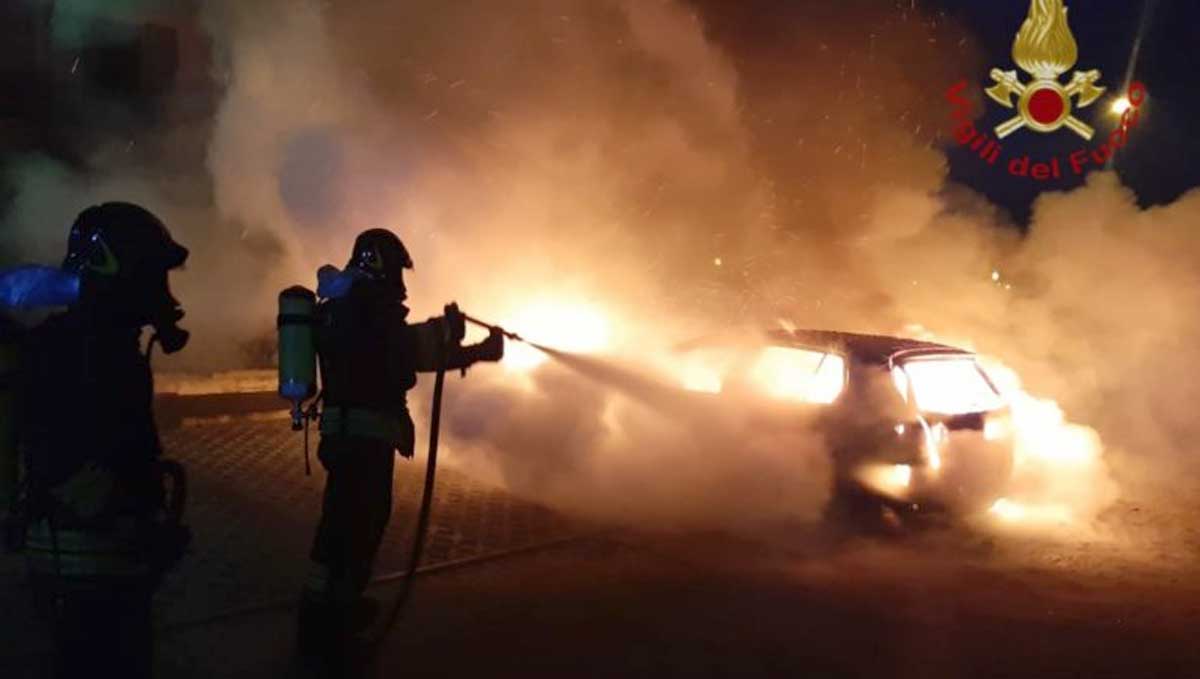 Roma, auto incendiata nel Comune di Sant'Angelo Romano, situato in provincia di Roma