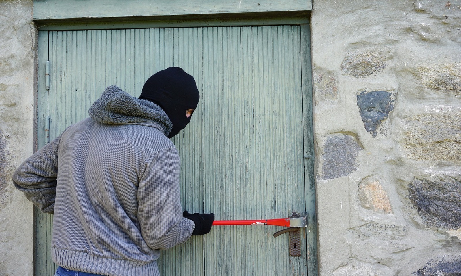 Anziani rapinati in casa Viale Appio Claudio