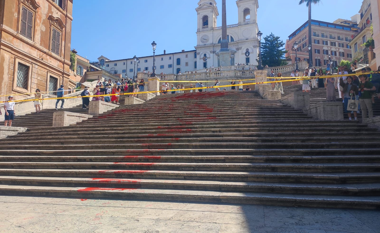 La scalinata di Trinità de' Monti imbrattata con la vernice