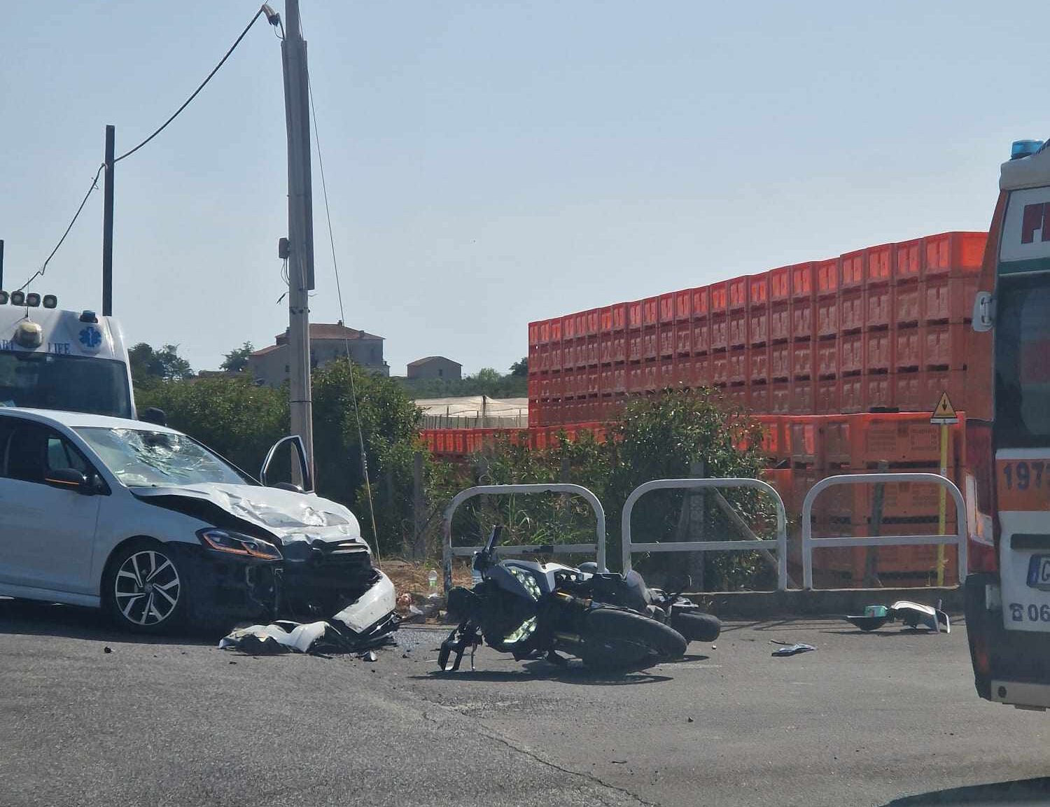 Scontro tra auto e moto in via di Valle Caia a Pomezia