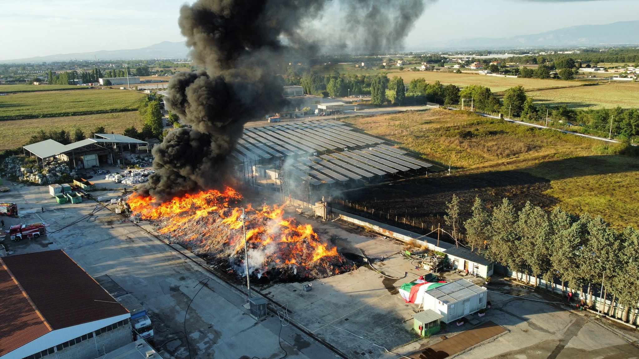 Fiamme ad Anzio alla Eco Imballaggi