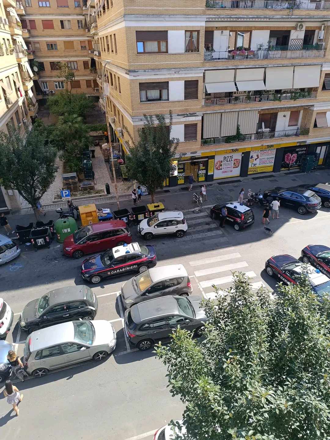 Aurelio, urla dal balcone e si barrica in casa