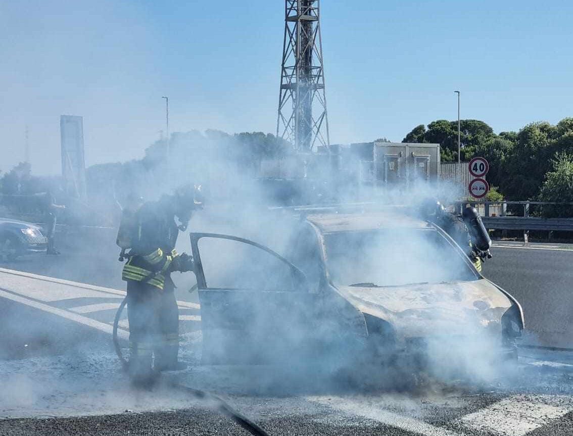 Fiamme a Civitavecchia