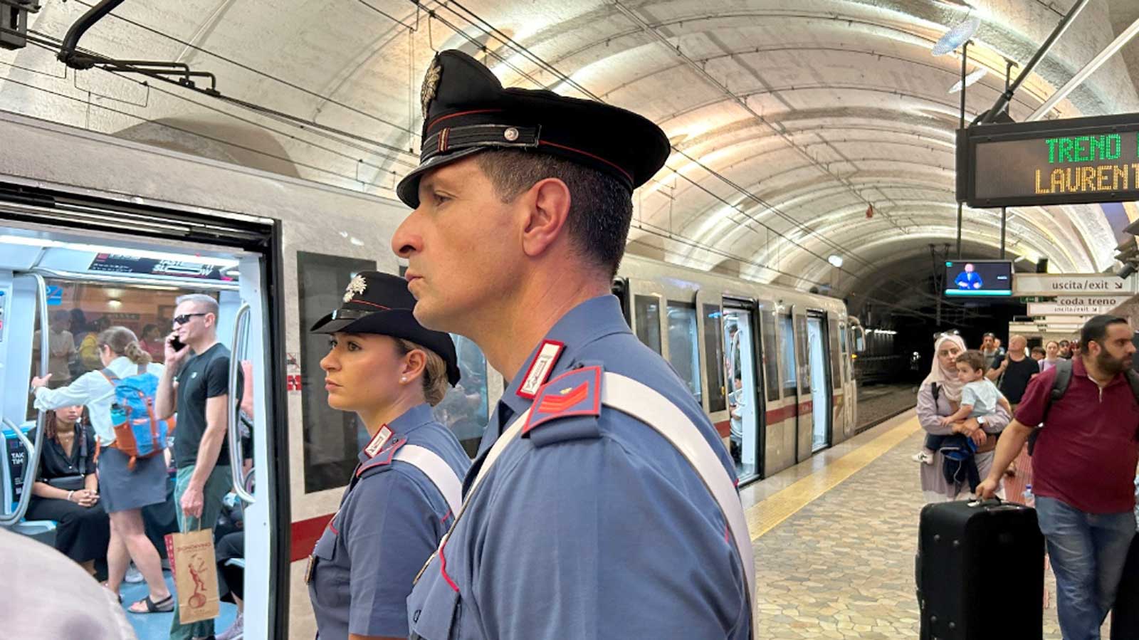 Carabinieri in servizio anti-borseggio su una metro di Roma