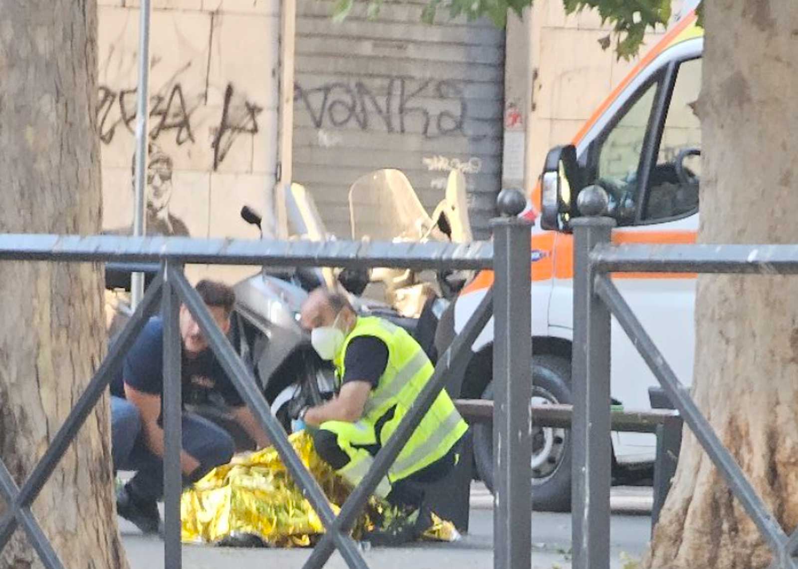 Sanitari accertano la morte de er gallina, foto gruppo Facebook Noi di Colli Portuensi, Monteverde e dintorni