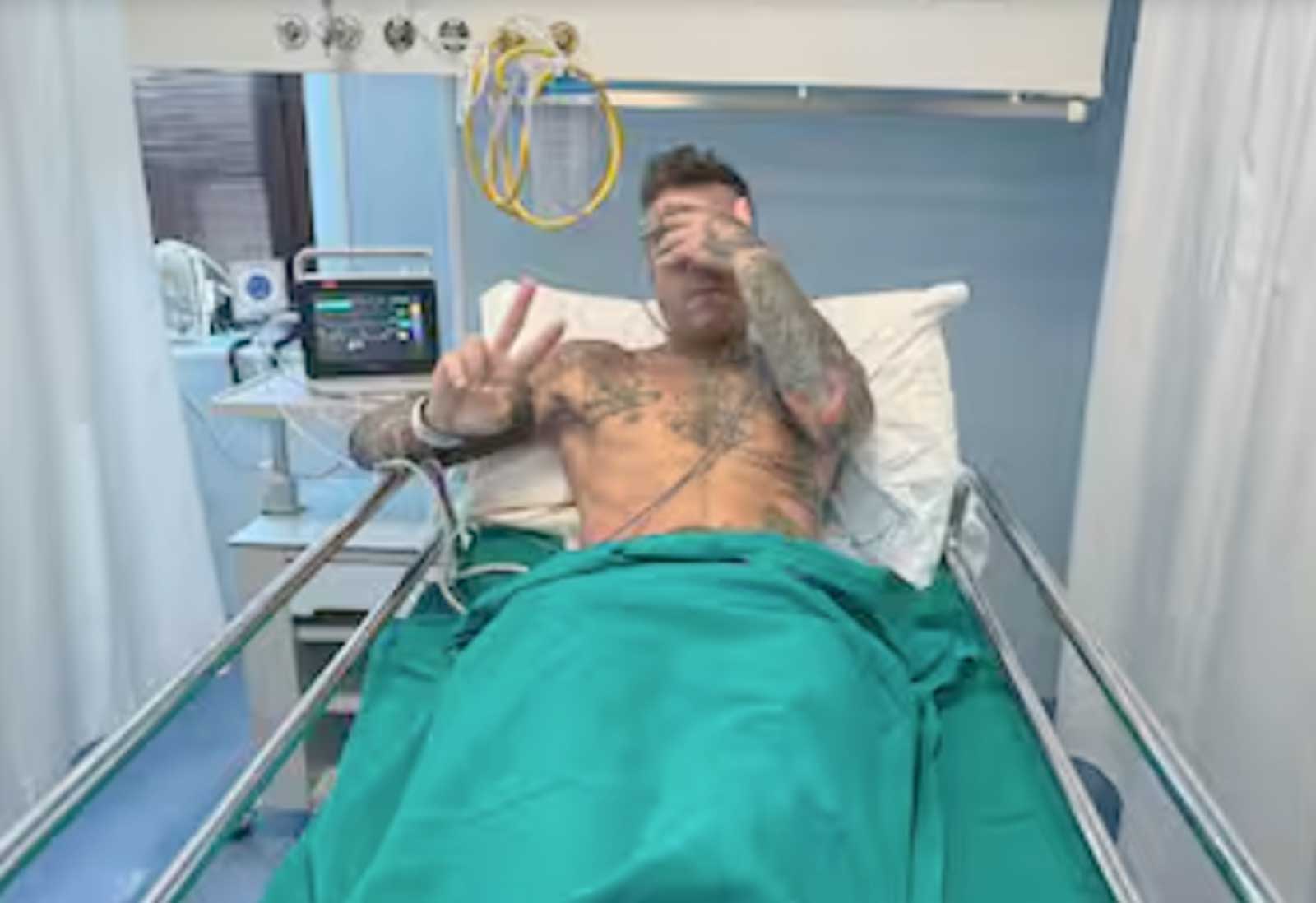 Fedez subito dopo l'ennesima operazione chirurgica in ospedale