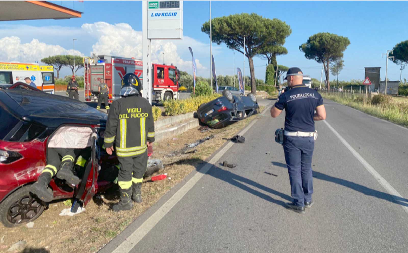 Lanuvio, via Mediana, le due auto distrutte dopo il terribile impatto