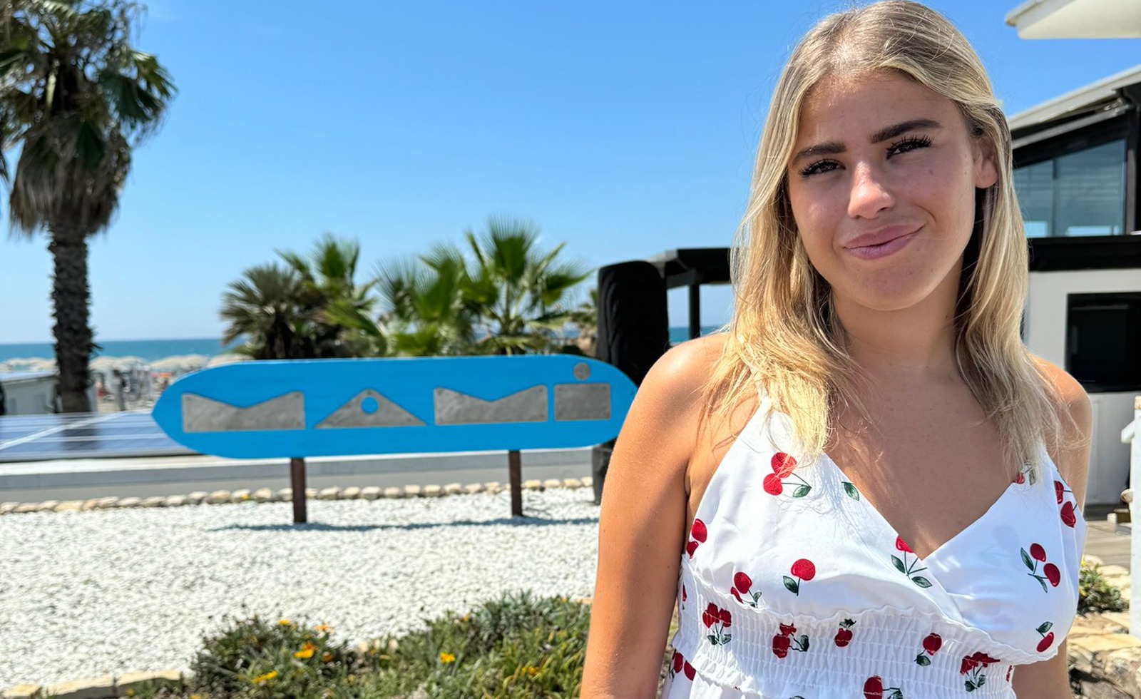 L'influencer Sara Bruno nello stabilimento Mami di Ostia