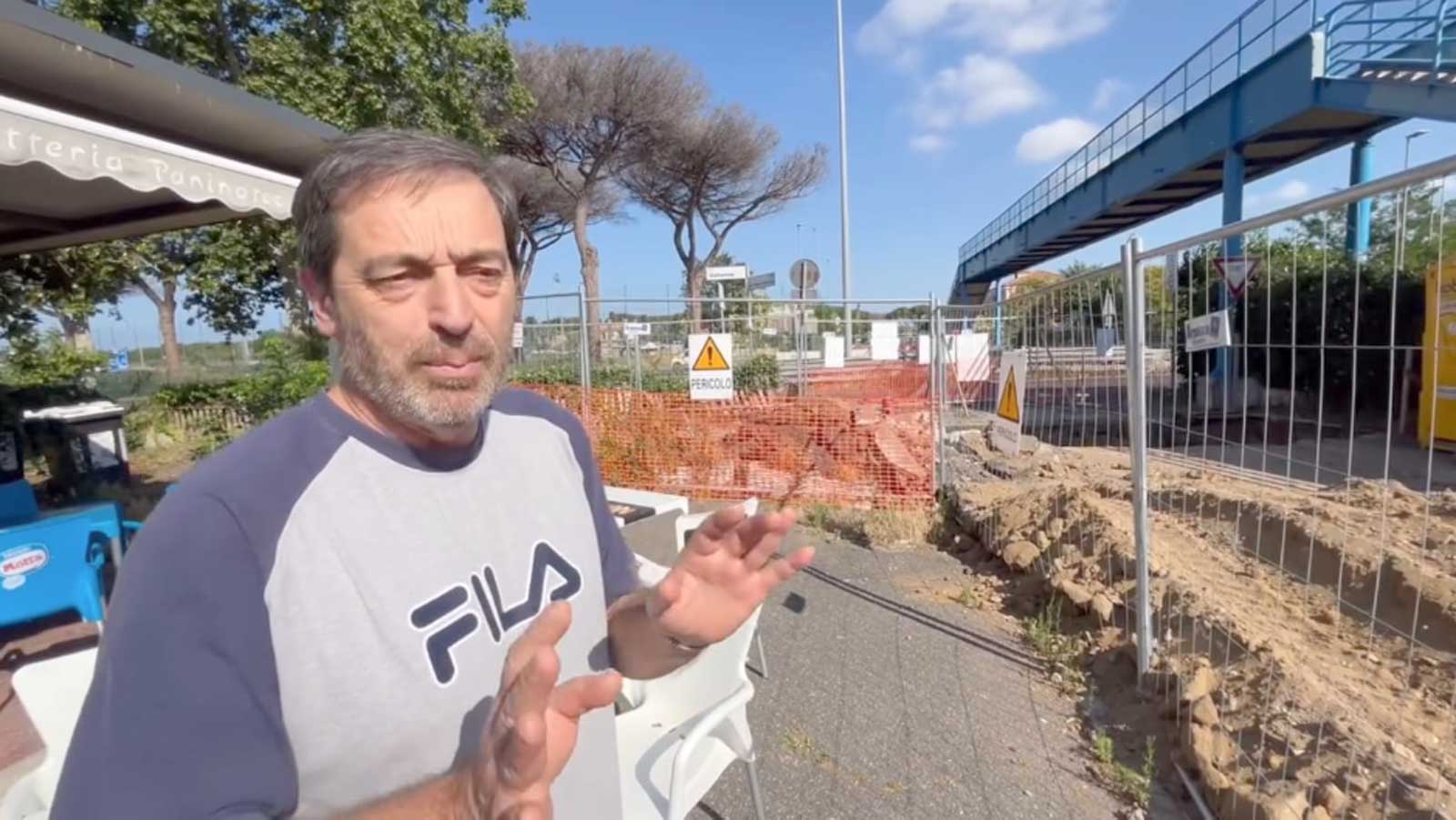 Ostia Antica, il gestore del chiosco-bar della stazione davanti al suo locale annuncia la chiusura delle attività