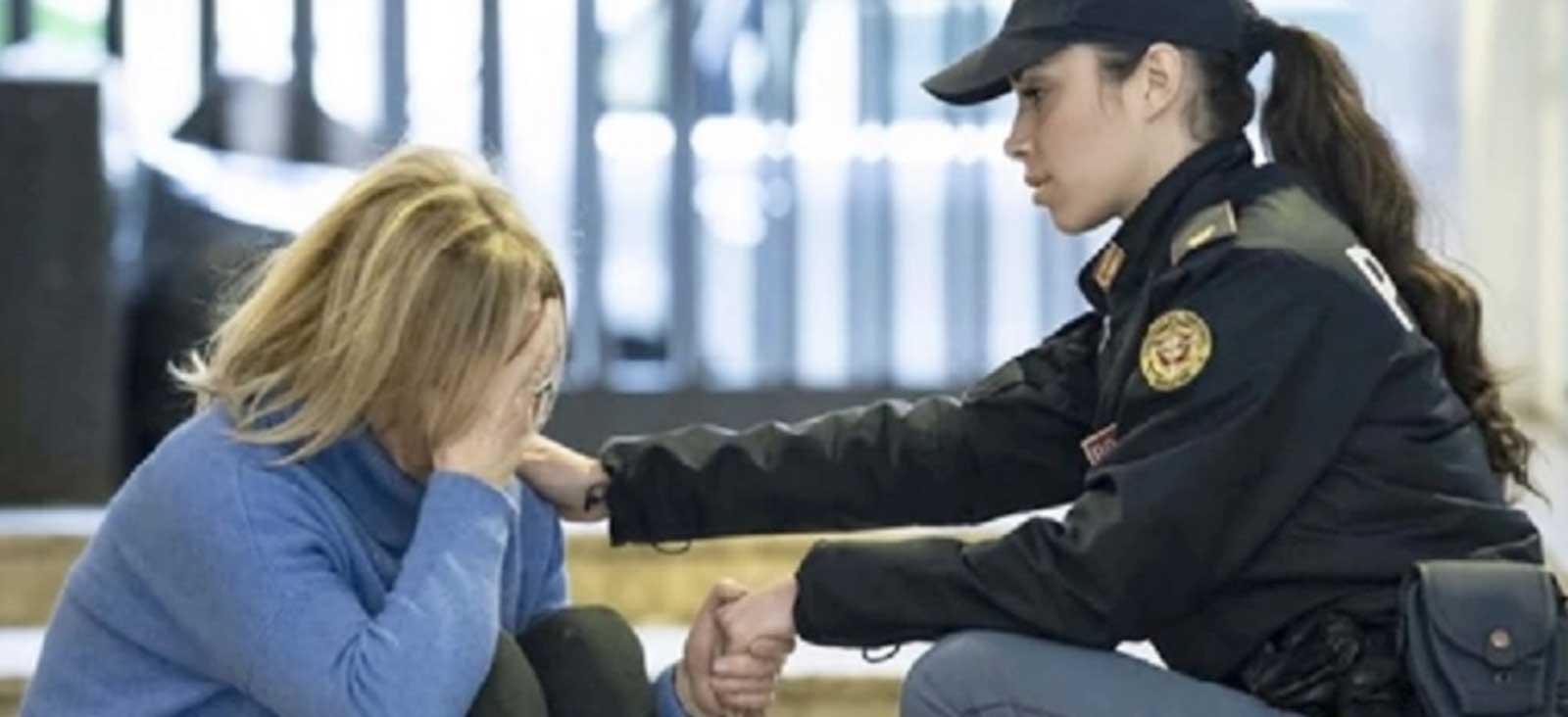 Violenza sulle donne, una donna della Polizia di Stato aiuta in strada un'altra donna