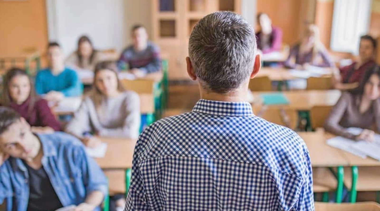 Un professore in classe, foto generica non rappresentativa del caso di cronaca