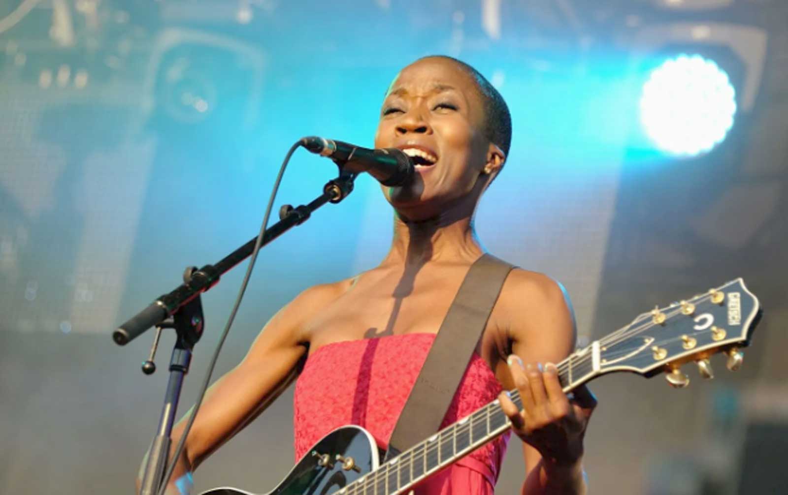 La cantante Rokia Traorè, in un recente concerto a Fiumicino