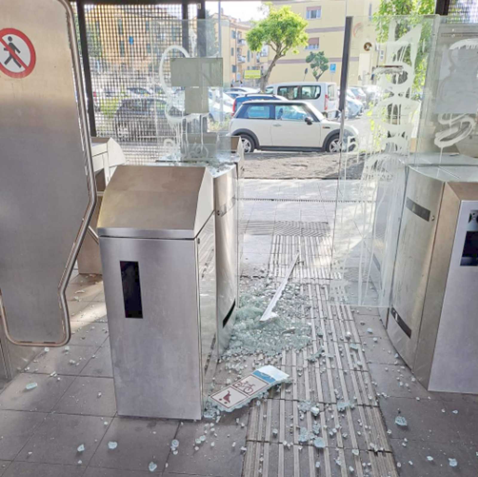 L'ingresso della stazione ferroviaria La Giustiniana, a Roma nord